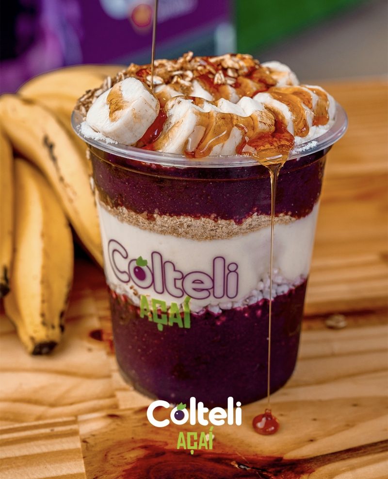 Açaí montado com banana, granola e doce de leite Colteli Açaí
